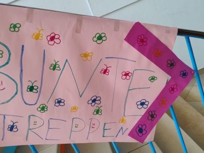 Bunte_Treppe_Schild.jpg